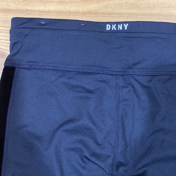 **NWOT ** DKNY YOGA CAPRI LEGGINGS 21” - Picture 4 of 6